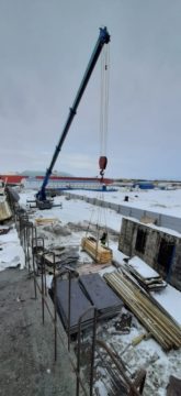Фото подъема досок автокраном Либхер