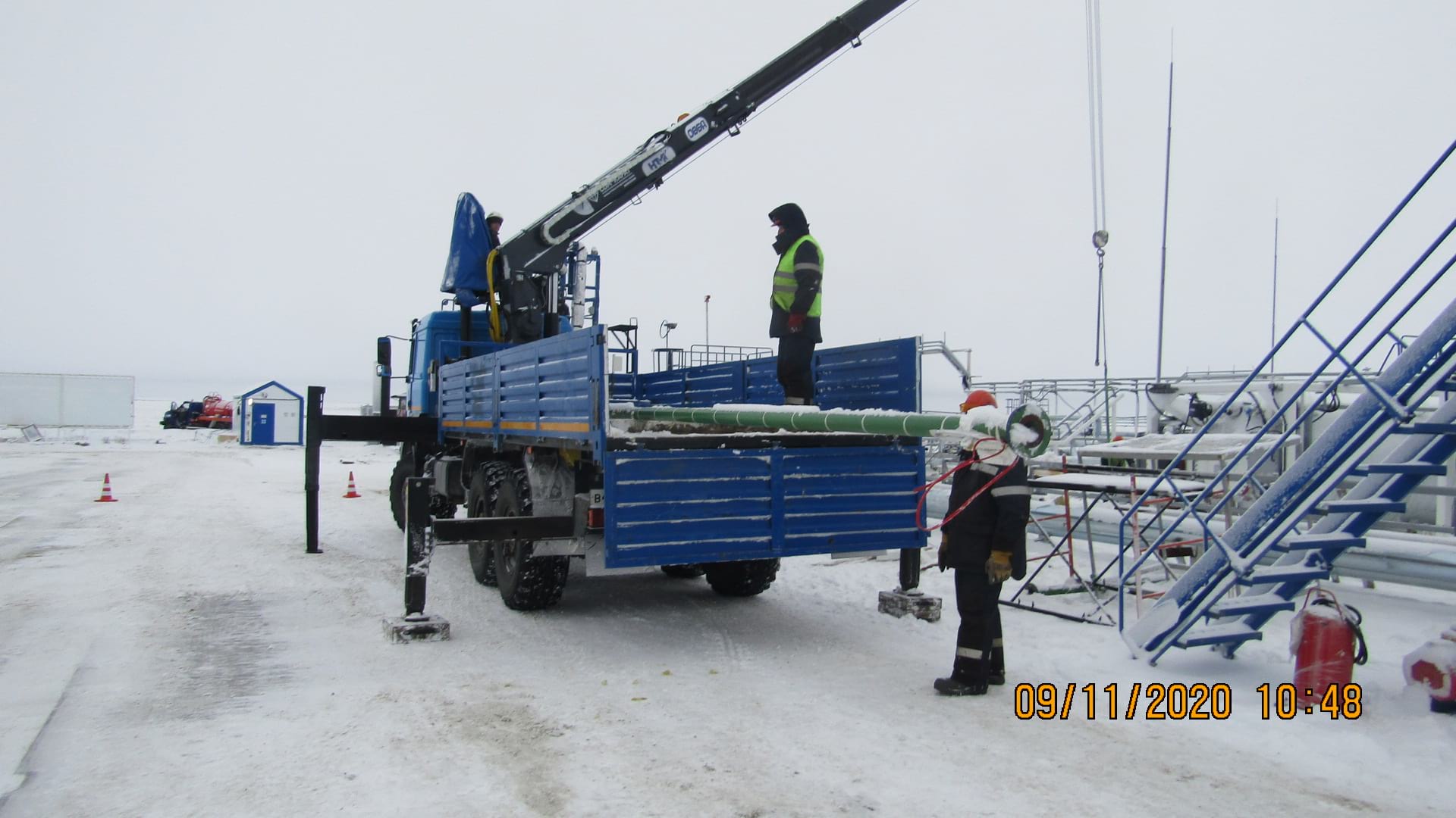 Фото перевозки оборудования на территории строительного объекта